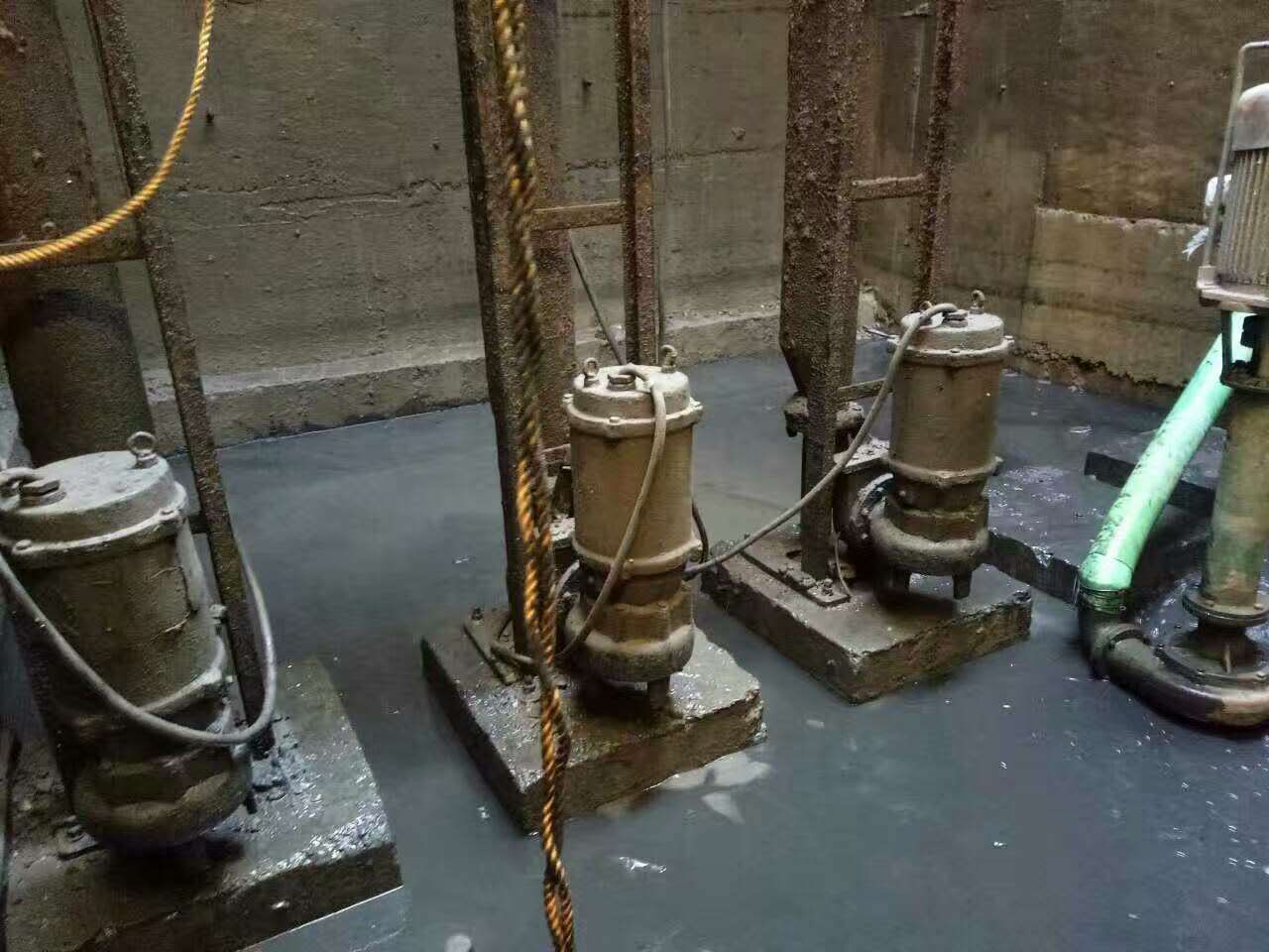 金城江污水池清理