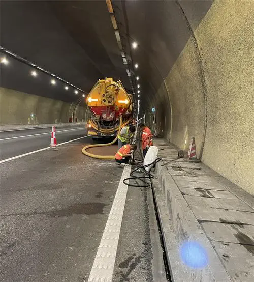 金城江隧道排水渠清淤